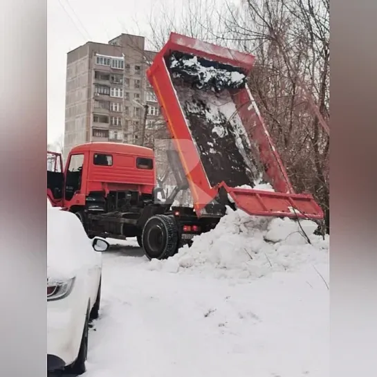 ❗️От подписчика 

Добрый день, уже не первый раз этот грузовик осуществляет сброс снега по улице Старореченская 2к2, при чем ник