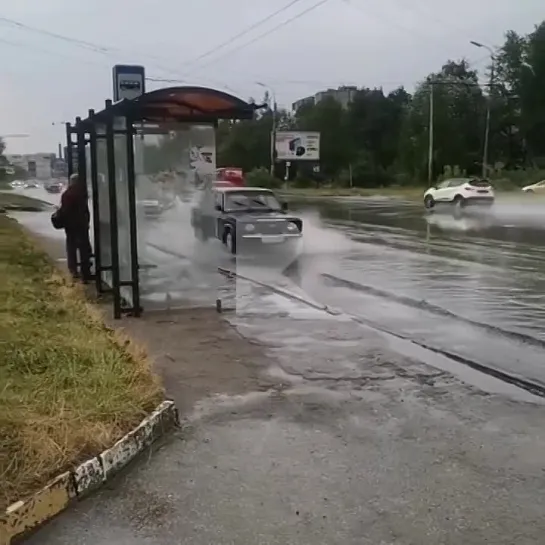 ❗️От подписчицы 

Может кто-то из водителей увидит себя! Не понимаю, зачем гонять так, чтобы окатывать людей на остановках. Прос