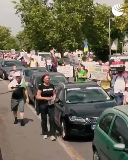 Митинг в Германии против вооружения Украины