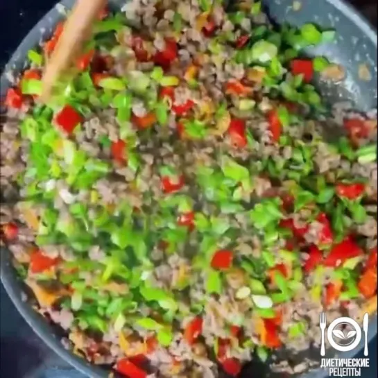 Сытные трубочки из лаваша с фаршем и овощами