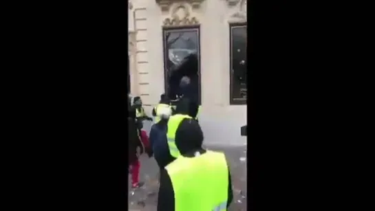 "Давай!" [0.02]. "Ты куда? Ты куда?" #GiletsJaunes #ParisProtest