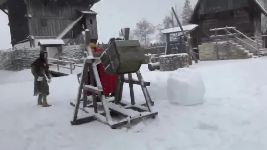 Поиграли в снежки)