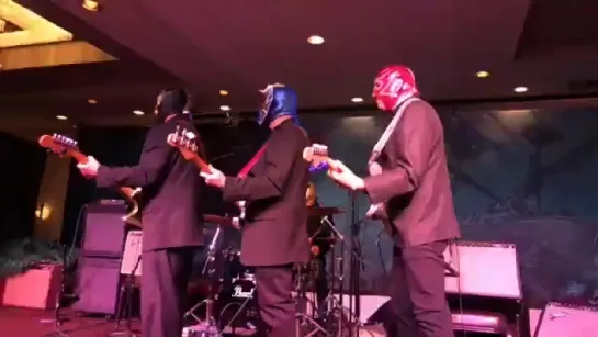 LOS STRAITJACKETS. Live!