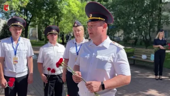 Возложение к памятнику сотрудникам ОВД, погибшим прии исполнении служебных обязанностей, в Череповце