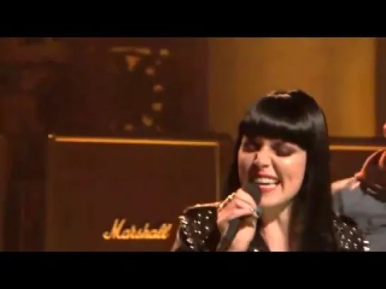 Sleigh Bells - Comeback Kid (Live at Saturday Night Live, 18.02.2012)