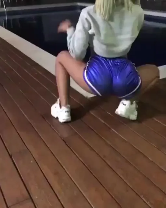 Крутой booty dance