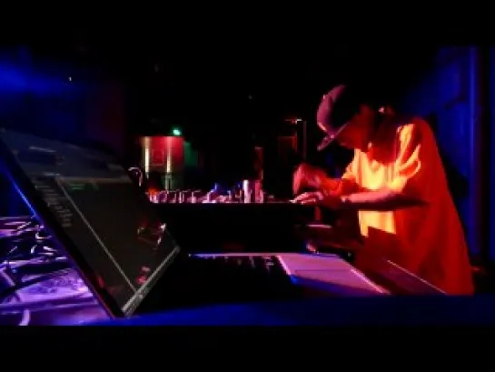 AraabMuzik killing the MPC live in Paris, France