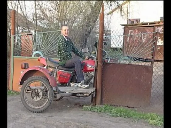 Деревенский гонщик на мопеде. =)