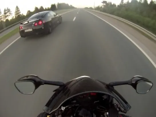 GTR   vs   YAMAHA R1  vs  SUZUKI GSX-R1000