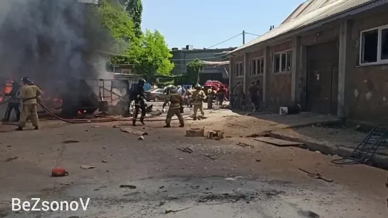 Донецк 
Результат обстрела Майского рынка, тылового Будёновского района Донецка со стороны украинских ублюдков. Двое погибших и