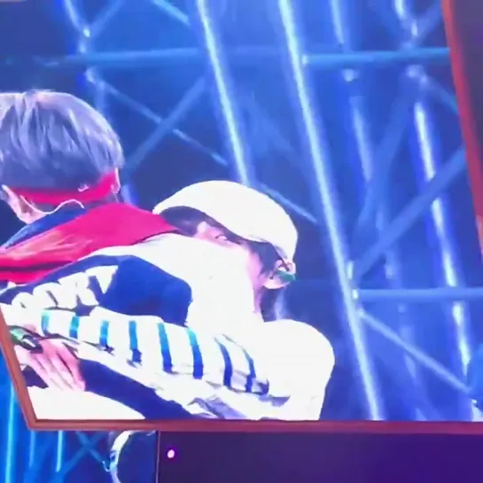 TAEHYUNG JUST LIFTED YOONGI UP STFU -