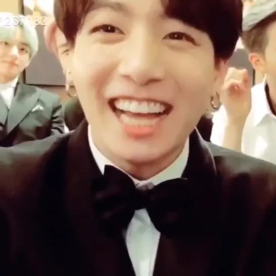 VLIVE BROKE BUT AT LEAST WE WERE ABLE TO SEE KOOK’S SMILE