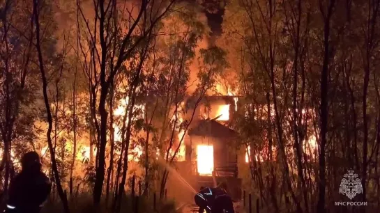 В Новом Уренгое горит расселенный деревянный дом