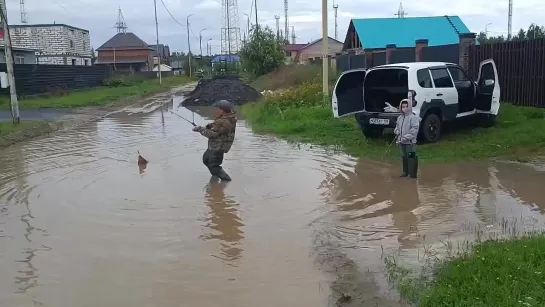 Югорчанинин рыбачит в огромной луже