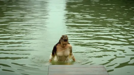 Noémie Schmidt Sexy - Versailles (2015) s01e01 (1080p)