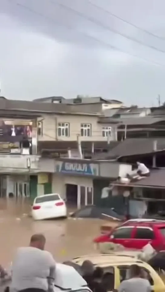 Центральный базар в городе Оше: люди спасаются на крышах, машины уносит течением