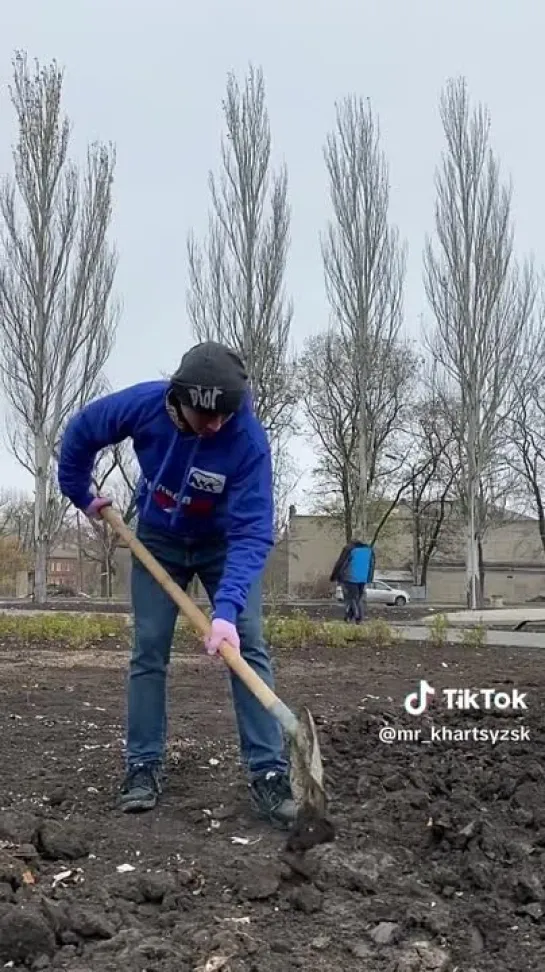 Молодёжь Харцызска приняла участие в высадке саженцев в сквере Нижегородский