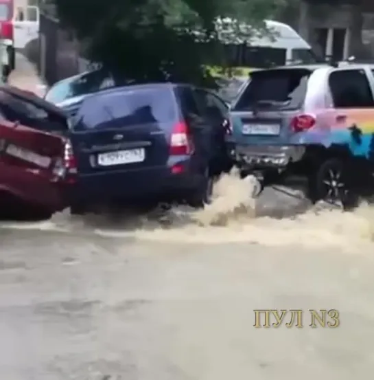 Тропический ливень + сочинские улицы =  Плотина из машин в Хосте