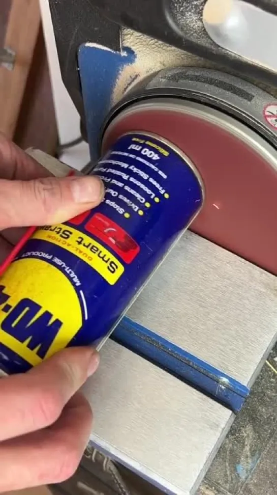 Оригинальная идея появилась из пустой банки от WD-40.