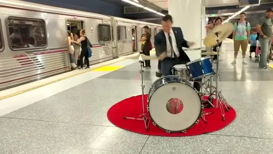 Joseph Gordon-Levitt plays the drums in a subway