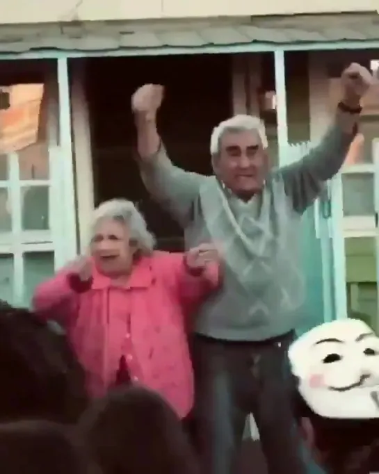 Elderly Chilean couple went out their house to cheer on the student protesters and urge them not to give up