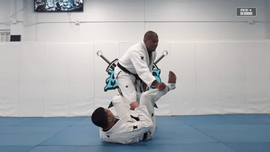 1 Andre Galvao teaches Flying Knee Bar From DLR Guard, during the advanced class - Part 1