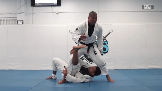 3 Andre Galvao teaches Flying Knee Bar From DLR Guard, during the advanced class - Part 3