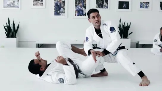 RAFAEL MENDES - ESCAPING REVERSE DE LA RIVA GUARD USING THE LEG WEAVE