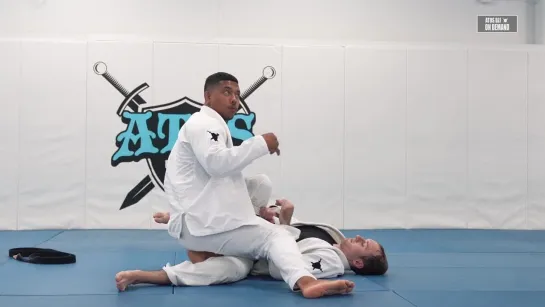 2 Rolando Samson teaches 4 Options of 2 Passing Worm Guard, during the fundamental class - Part 2