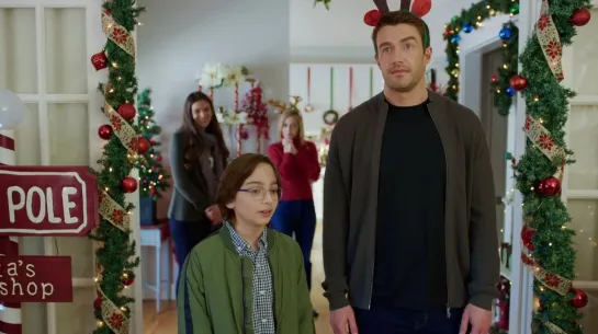 The Christmas House (2020) - Robert Buckley Ana Ayora Treat Williams Sharon Lawrence Jonathan Bennett Brad Harder Chris Gauthier