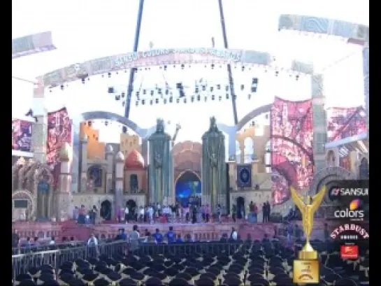 SRK rehearsing at Stardust Awards!