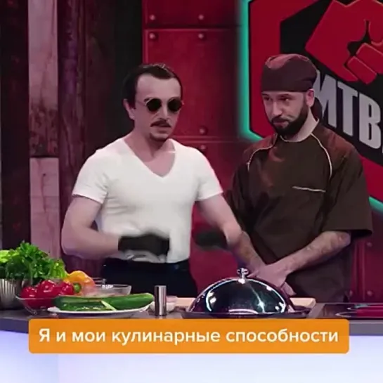 Готовит мужик