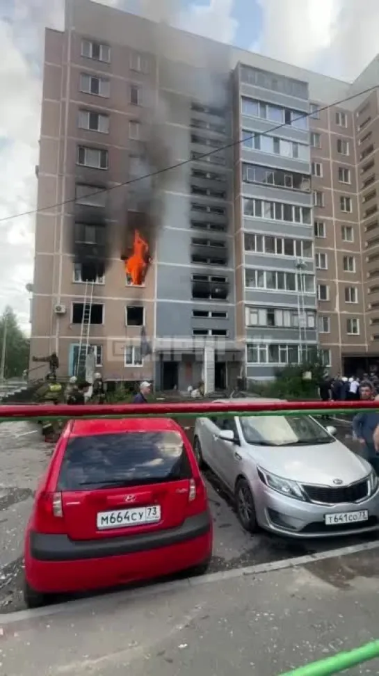 Жители горящего в Ульяновске дома вместе с очевидцами вручную двигают машины во дворе