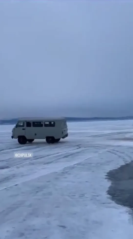 «Буханка» на скорости пролетела через трещину на Байкале