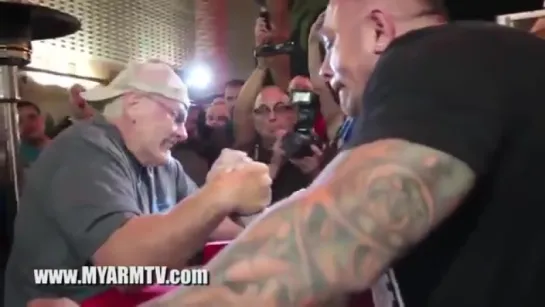 70 лет(!) Lynn Brower vs Rob Chavez Riverside California Armwrestling competition (April 12 2014).