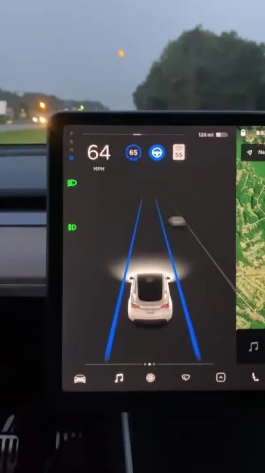 Автопилот Tesla принимает Луну за жёлтый сигнал светофора