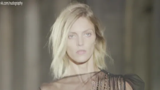 Длинные ноги, голая грудь - Аня Рубик (Anja Rubik) на показе Saint Laurent (весна/лето 2017) на Неделе моды в Париже, 27/09/2016