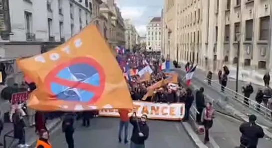 В Париже прошла акция протеста с требованием выхода страны из НАТО и принятия нейтралитета.