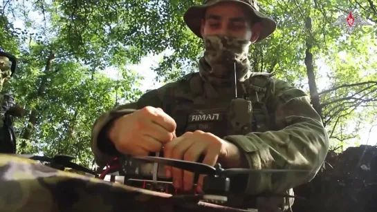 💥 Военнослужащие группировки войск «Запад» в круглосуточном режиме кошмарят противника FPV-дронами. По словам оператора БпЛА