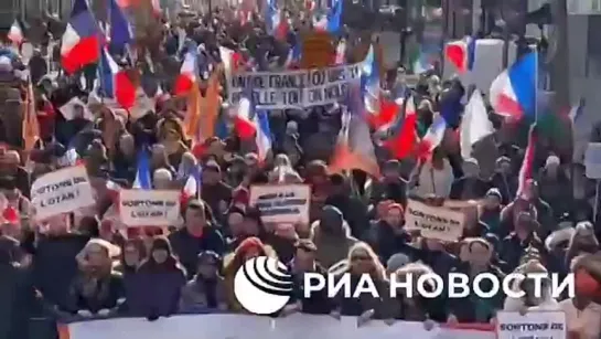 Многотысячная толпа в Париже протестует против поставок военной помощи Украине.