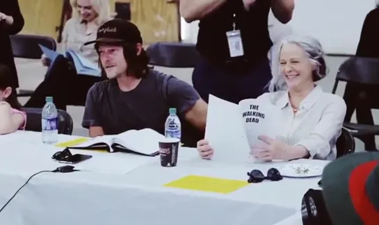 Table reading: TWD Season 10