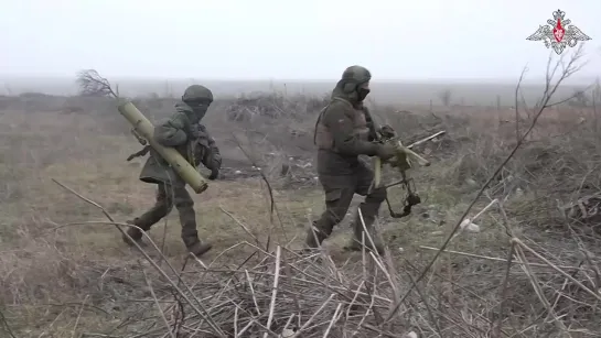 Мобильные расчеты ПТРК и гранатометчики группировки войск «Восток» помогают российским штурмовикам продвигаться вперед.