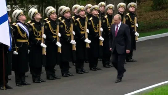 Президент России Владимир Владимирович Путин прибыл на церемонию открытия памятника императору Александру III в  Ялте.