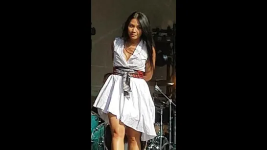 Anggun-Nos vies parallèles live a Fresnes le 22 06 2016