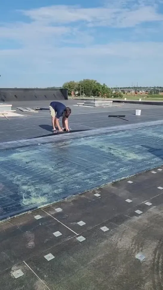 Как правильно установить EPDM на плоскую крышу? Удивительная техника!