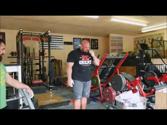 Strongman Brian Show пытается поднять хаб 41 кг.