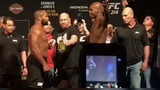 Церемония взвешивания UFC 214: Cormier vs. Jones 2