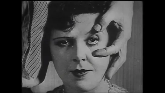 Un chien andalou by Luis Buñuel and Salvador Dalí (1928)