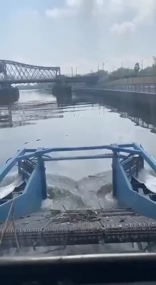 Автоматическое устройство для очистки воды в реках