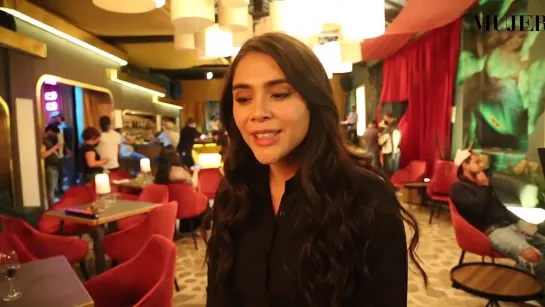 y - Camila Rojas nos muestra el BTS del Bar Alcalá en el set de rodaje de